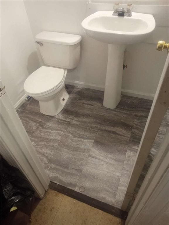 1105 Oak Knoll Ter, Atlanta, GA 30315 - bathroom featuring toilet and baseboards