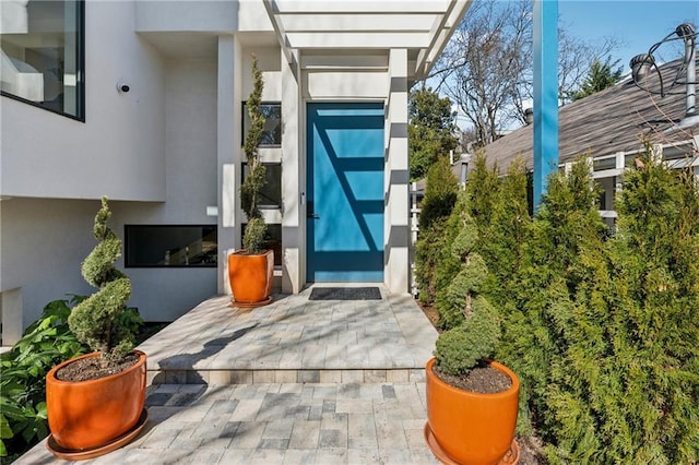 property entrance featuring stucco siding