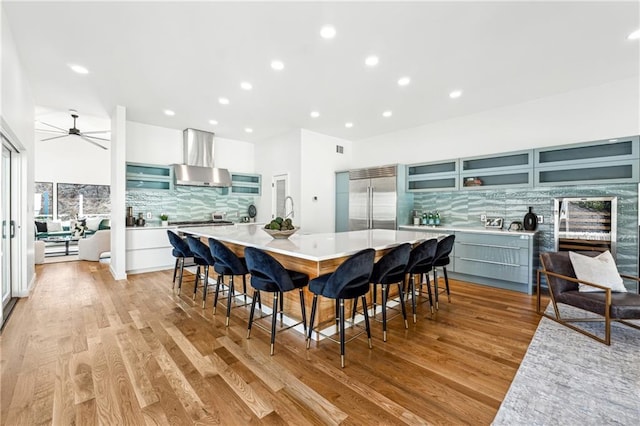 dining area with light wood finished floors, recessed lighting, and ceiling fan