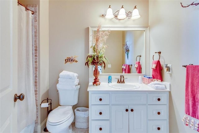 bathroom featuring a shower with shower curtain, vanity, and toilet