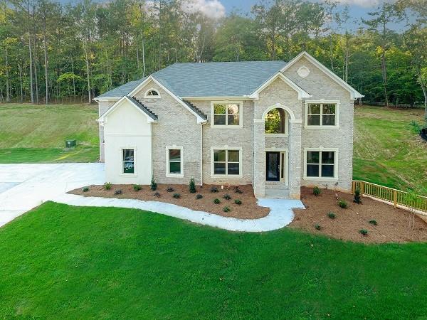 view of front of house with a front yard