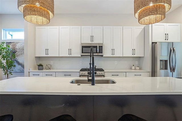 kitchen featuring a sink, tasteful backsplash, stainless steel appliances, a breakfast bar area, and light countertops