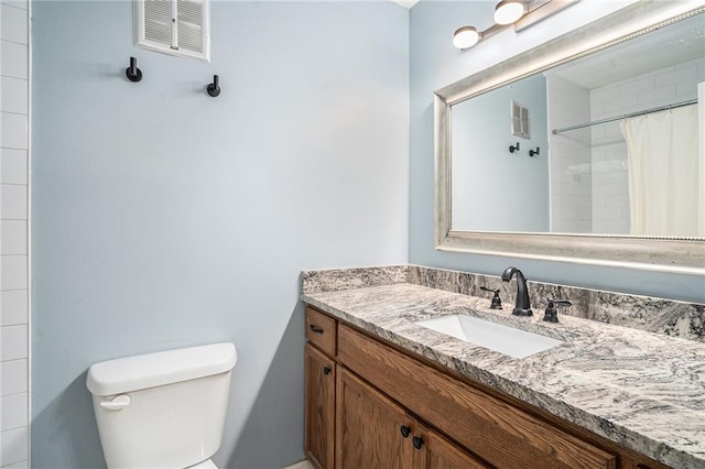 6700 Roswell Rd NE Unit 25A, Sandy Springs, GA 30328 - full bath featuring toilet, vanity, and a shower with shower curtain