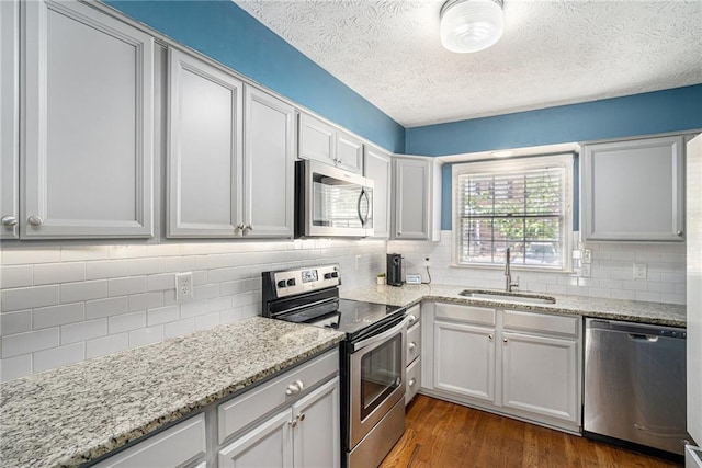6700 Roswell Rd NE Unit 25A, Sandy Springs, GA 30328 - kitchen featuring stainless steel appliances, a sink, tasteful backsplash, dark wood finished floors, and a textured ceiling
