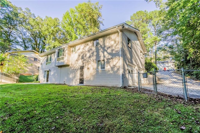 view of side of property featuring a lawn