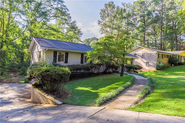 single story home with a front yard