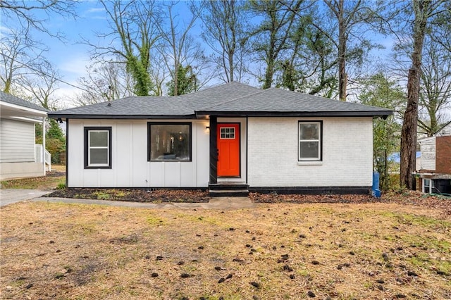 view of front of house featuring a front lawn