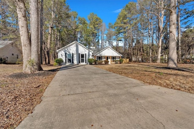 ranch-style home featuring covered porch