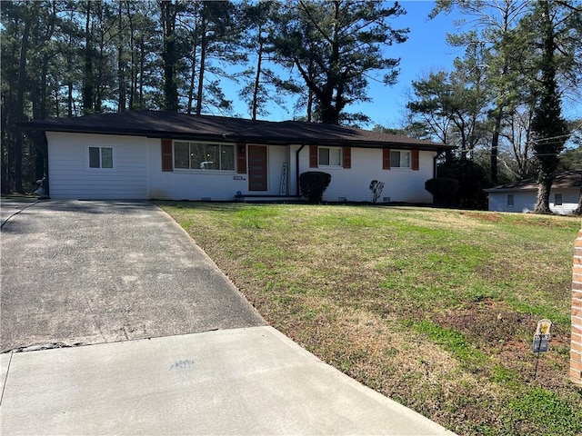 ranch-style house featuring a front lawn, brick siding, and driveway