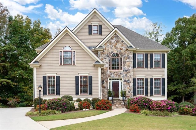 view of front facade with a front lawn