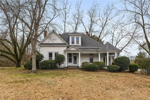 view of front of house featuring a front lawn