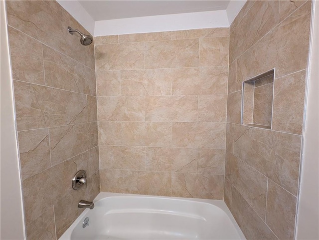 bathroom with tiled shower / bath combo