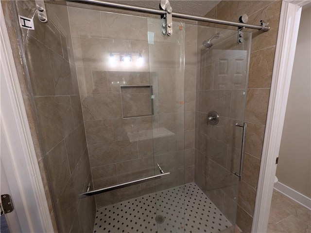 bathroom featuring a tile shower