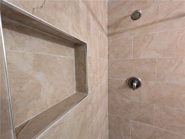 bathroom featuring a tile shower