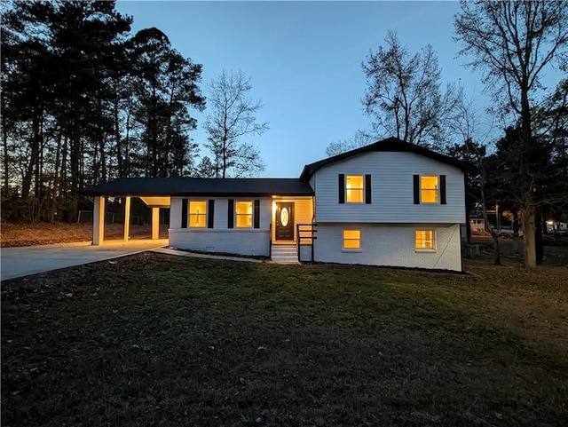 view of front of house featuring a yard and a carport