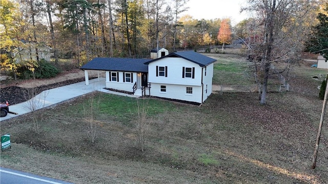 view of front facade with a front lawn