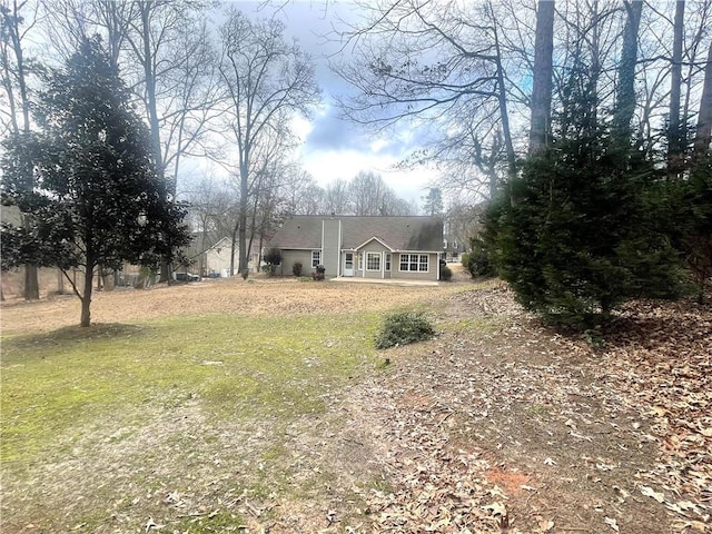 view of front of house featuring a front lawn