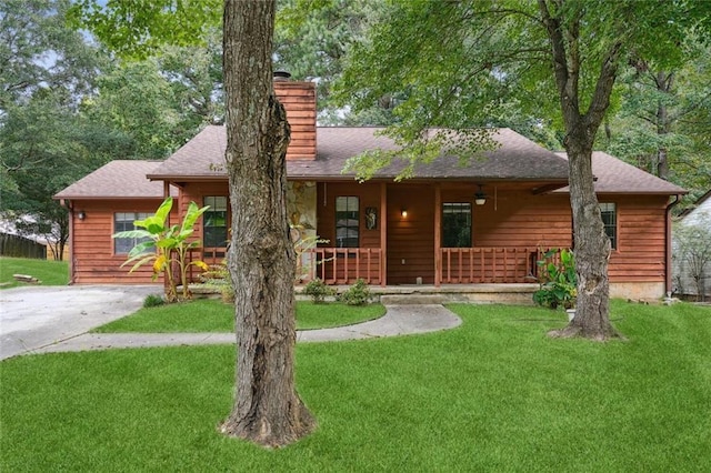 view of front facade featuring covered porch and a front yard