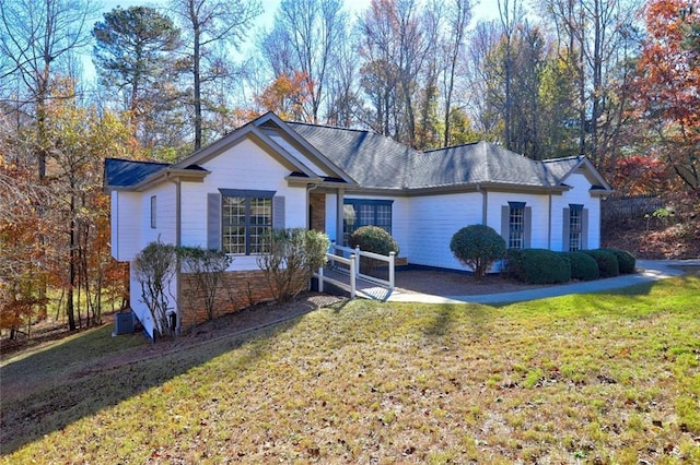 ranch-style house featuring a front lawn