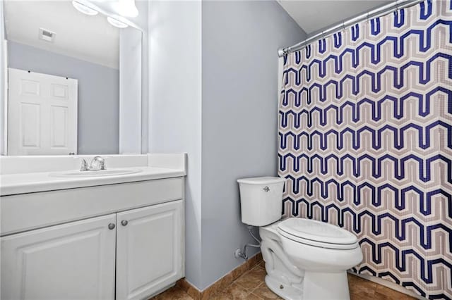 full bath featuring toilet, baseboards, visible vents, curtained shower, and vanity