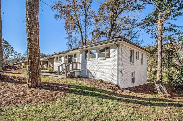 ranch-style home with a front yard