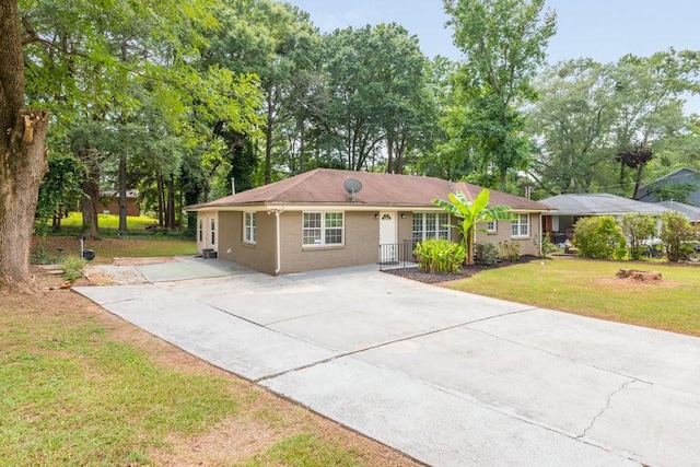 single story home with a front lawn