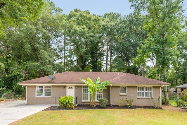 single story home featuring a front lawn