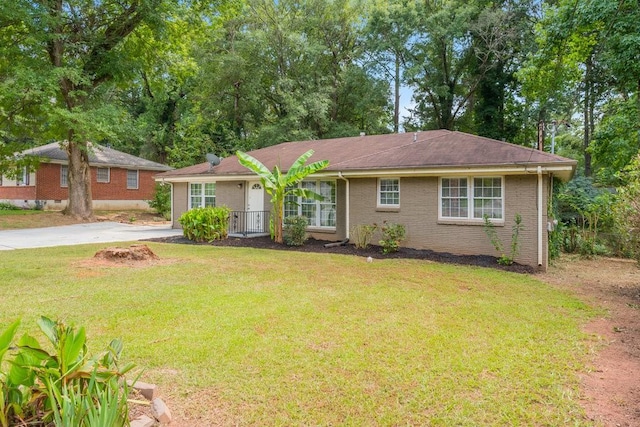 ranch-style home featuring a front lawn