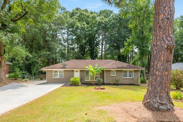 single story home with a front lawn