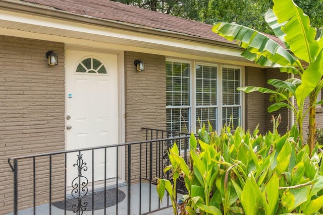 entrance to property featuring a balcony