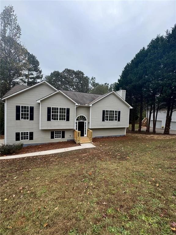 bi-level home featuring a front lawn