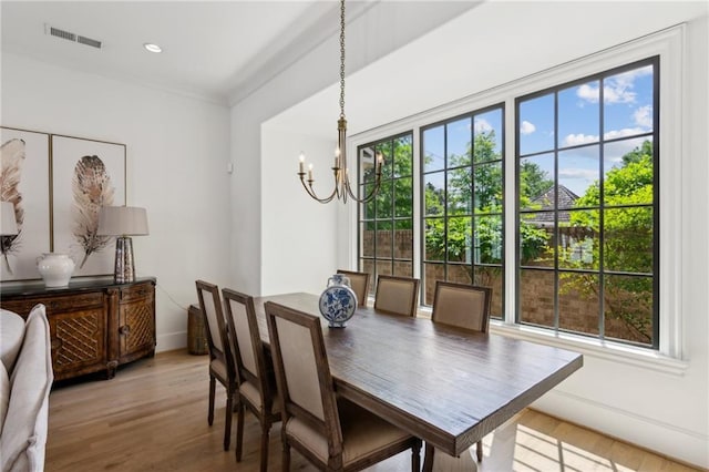 dining space featuring an inviting chandelier, recessed lighting, baseboards, light wood-type flooring, and visible vents
