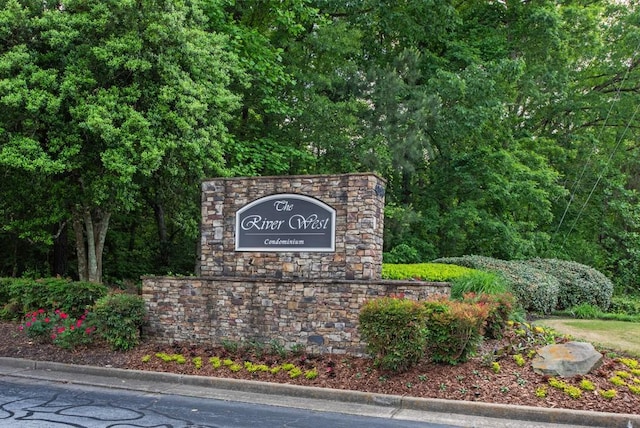 view of community / neighborhood sign