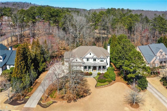 birds eye view of property featuring a forest view