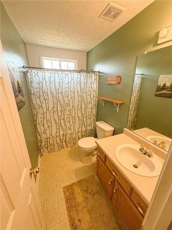 full bath with a textured ceiling, toilet, a shower with shower curtain, vanity, and visible vents