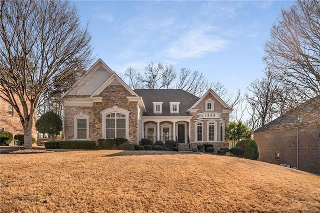 view of front of property featuring a front yard