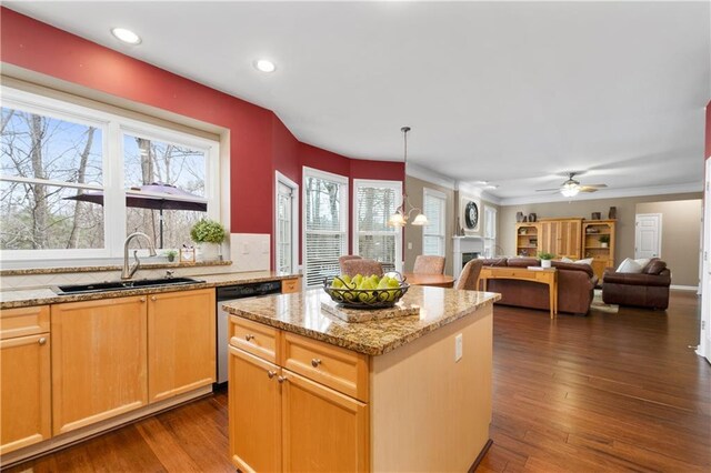 living room featuring hardwood / wood-style floors, ornamental molding, and ceiling fan