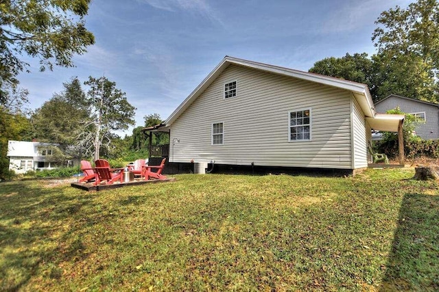 view of side of property featuring a lawn