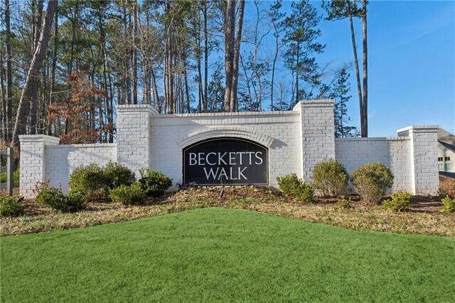 community sign with a yard