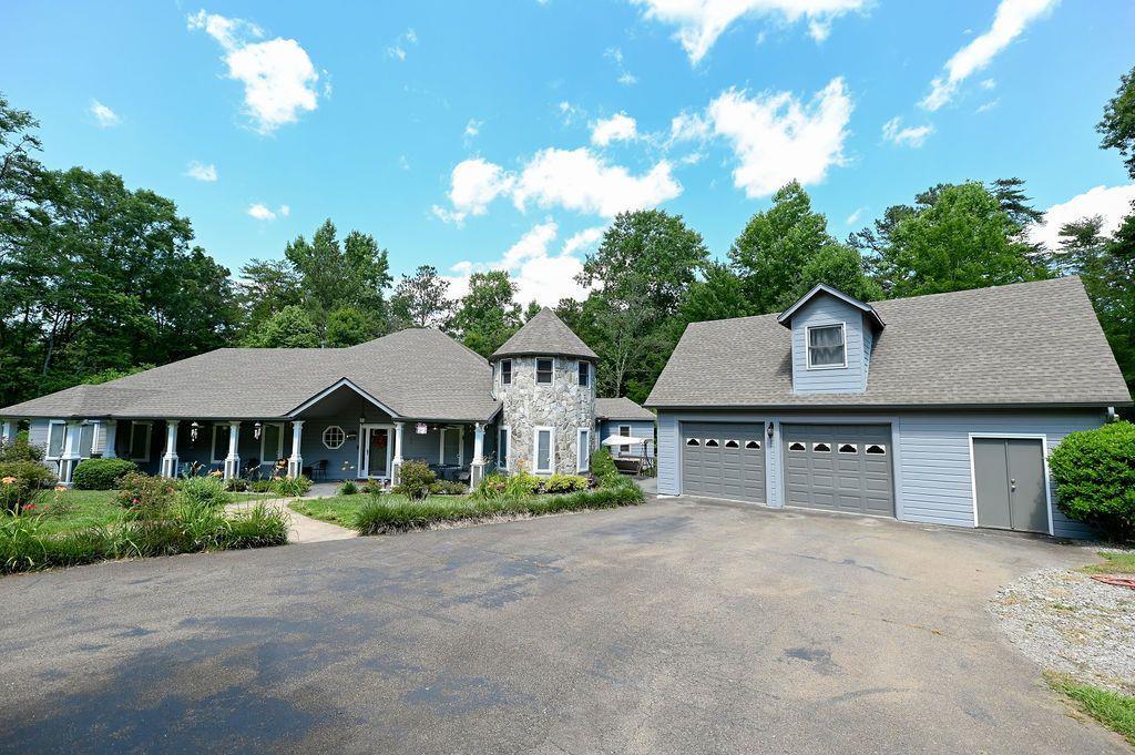 view of front facade featuring covered porch and a garage