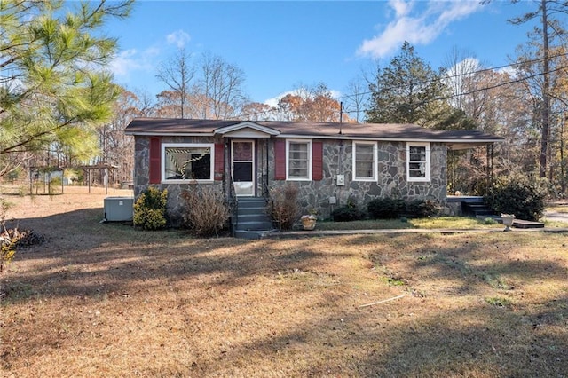 single story home with a front yard