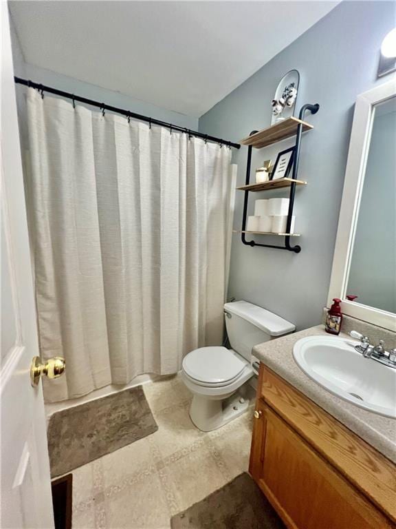 full bathroom with a shower with shower curtain, vanity, and toilet