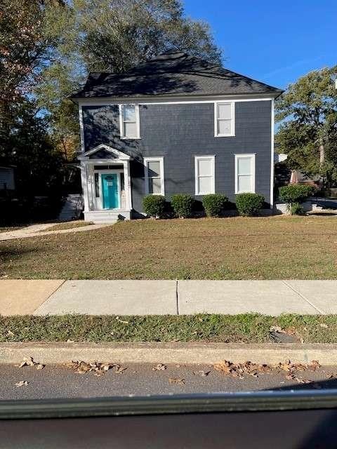 view of front facade featuring a front yard