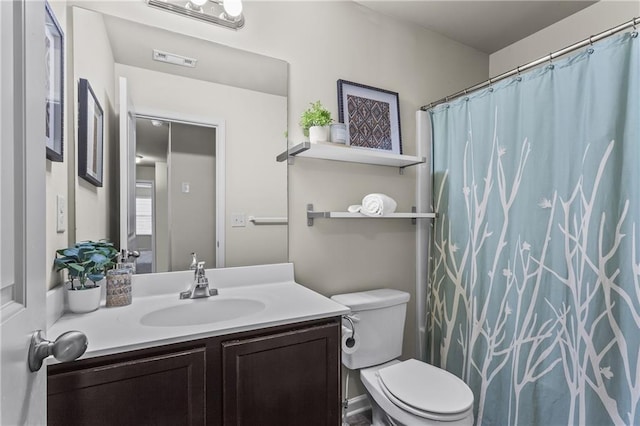 full bath with vanity, toilet, and curtained shower