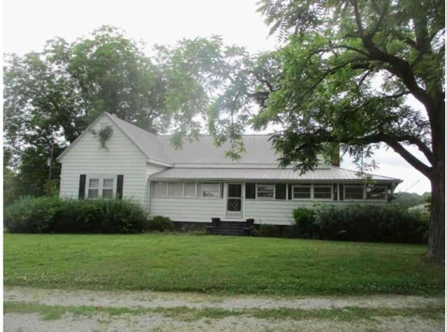 view of front of house with a front lawn