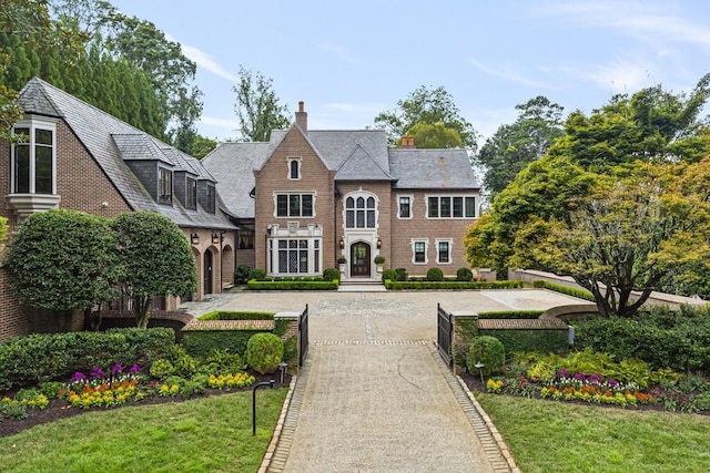 view of front of home featuring a front yard