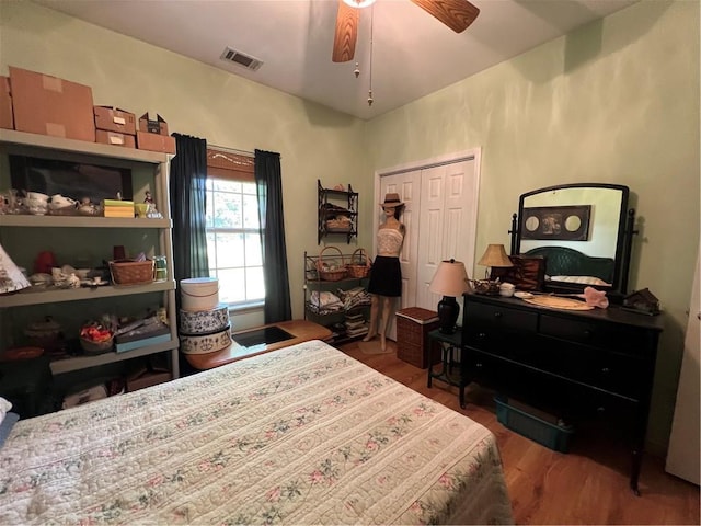 bedroom featuring wood finished floors, a closet, and a ceiling fan