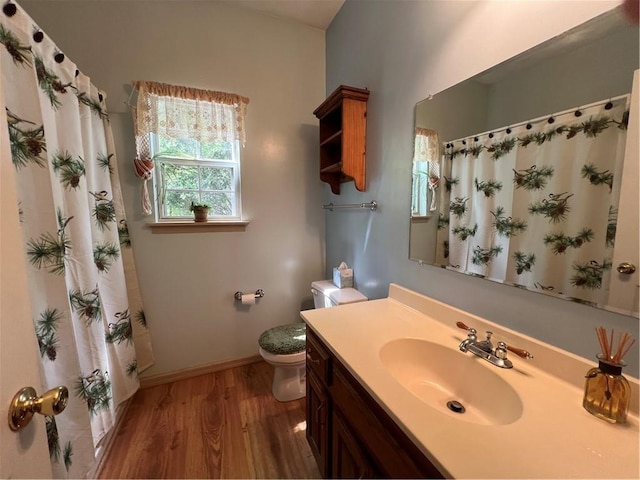 full bath featuring wood finished floors, toilet, vanity, baseboards, and curtained shower