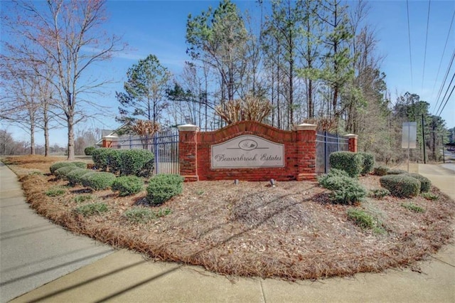 view of community / neighborhood sign