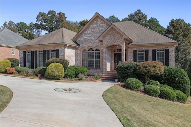 view of front facade with a front yard